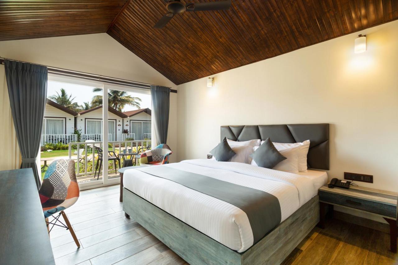 Stone Wood Beach Resort, Vagator Exteriör bild