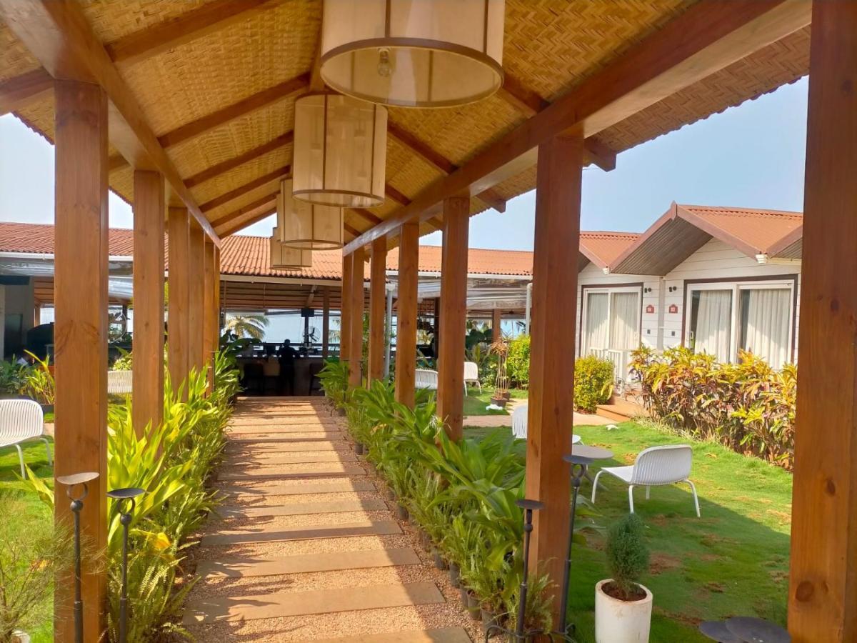 Stone Wood Beach Resort, Vagator Exteriör bild