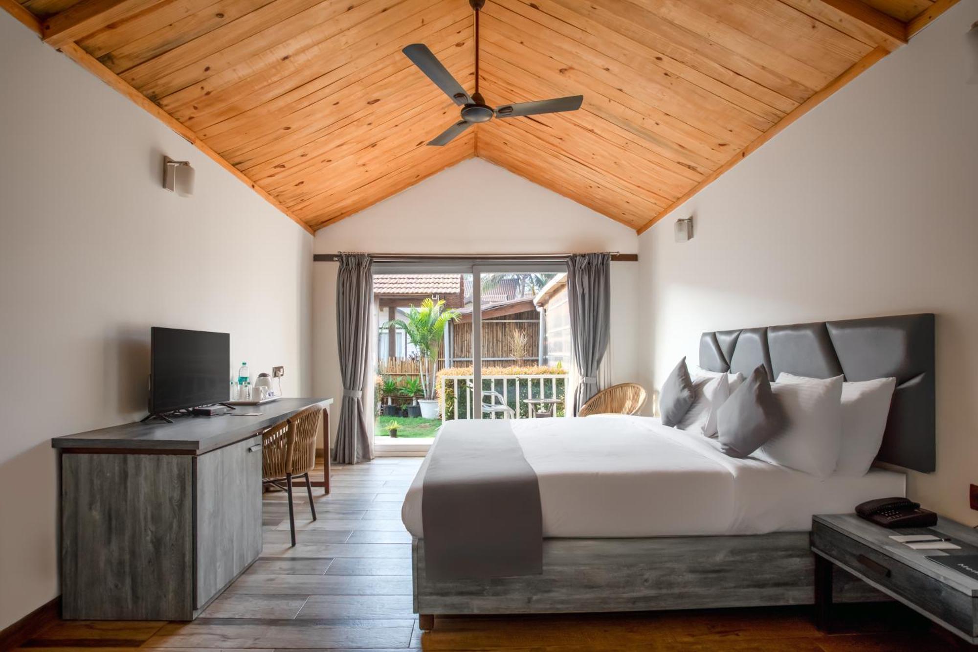 Stone Wood Beach Resort, Vagator Exteriör bild