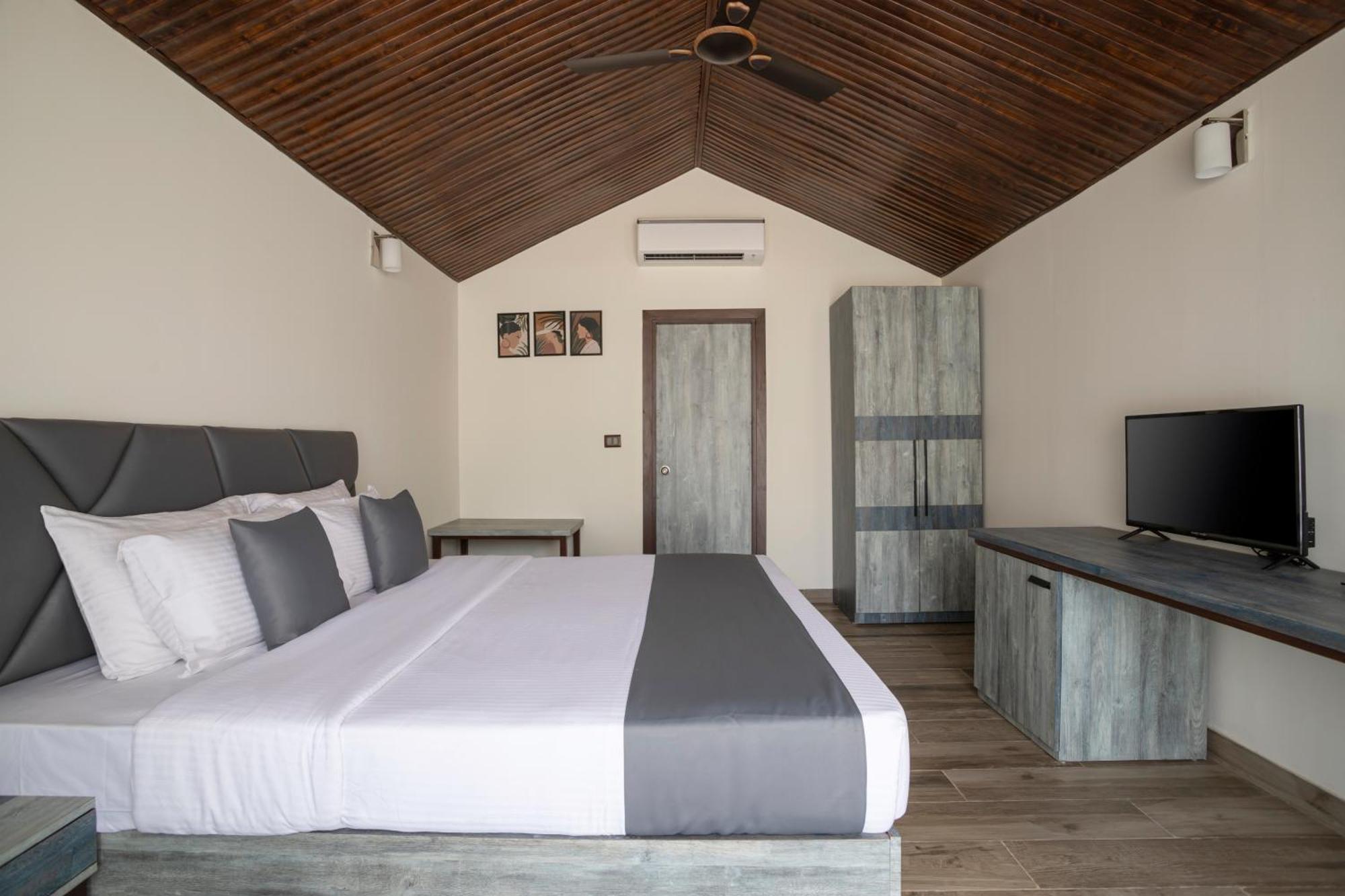 Stone Wood Beach Resort, Vagator Exteriör bild