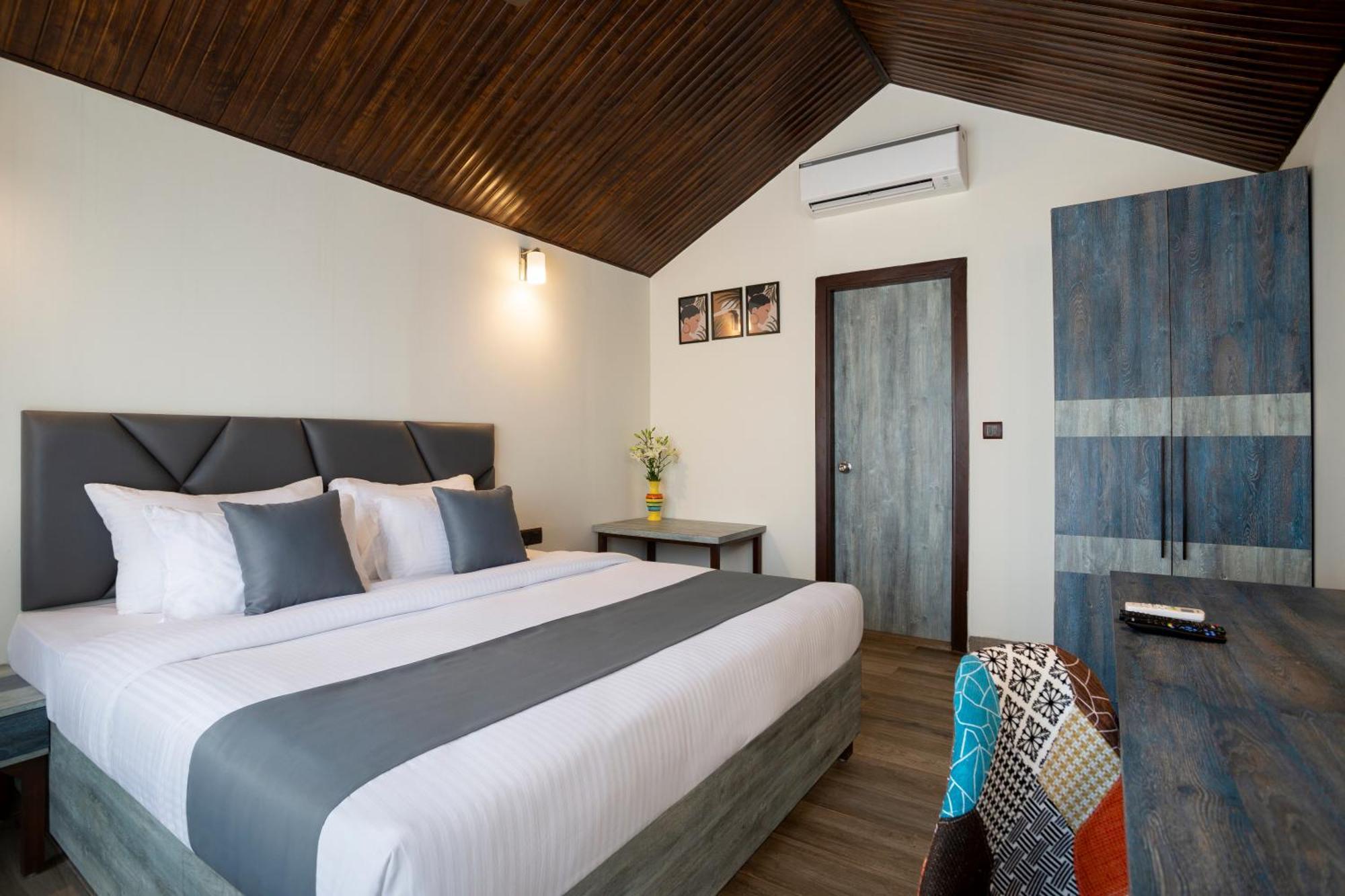 Stone Wood Beach Resort, Vagator Exteriör bild