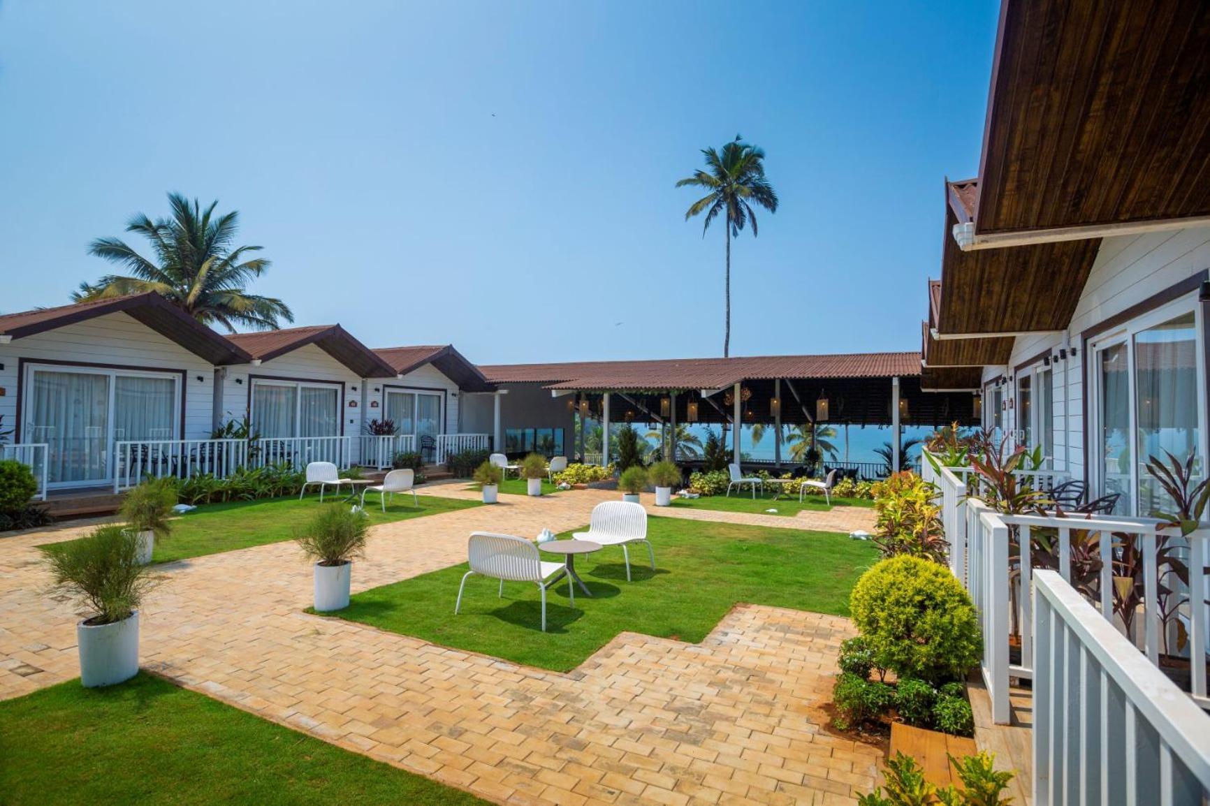 Stone Wood Beach Resort, Vagator Exteriör bild